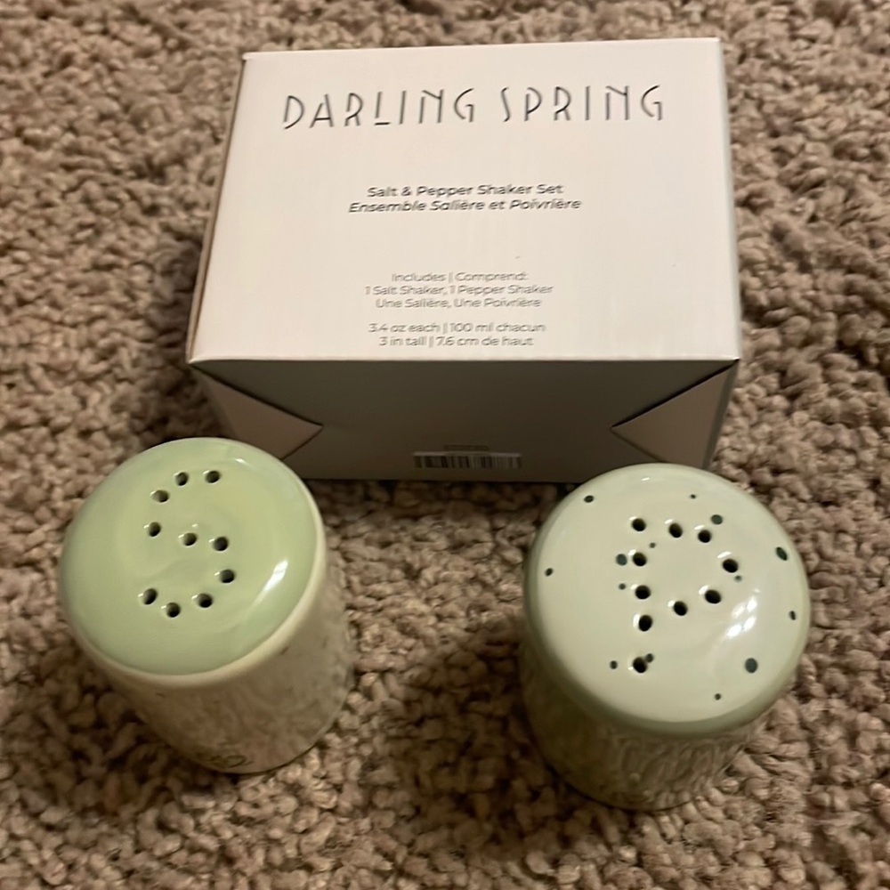 NIB Darling Spring salt and prpper set Holds 3.4 oz each 3” tall